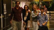 Adriana Esteves e Vladimir Brichta passeiam com os filhos por shopping carioca - Daniel Delmiro / AgNews