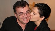 Bárbara Paz beija o diretor e amigo Walcyr Carrasco - André Romano/Photo Rio News