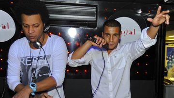 Lucas canta Racionais MCs ao lado de Puff, DJ residente da casa noturna Royal Club - João Passos