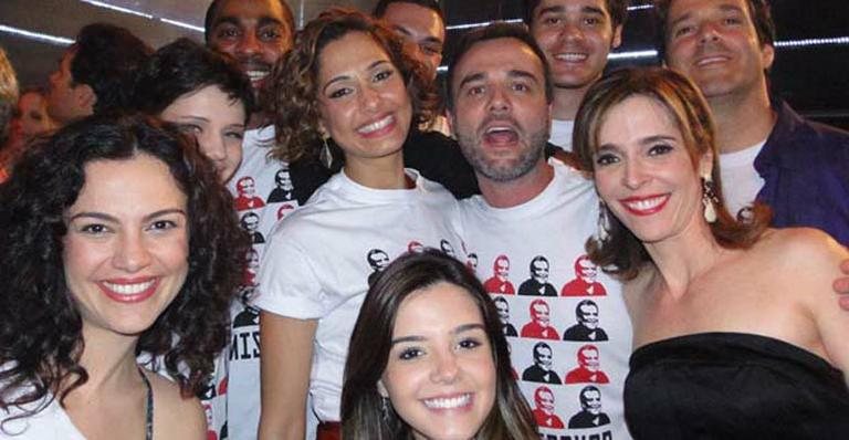 Elenco usa camiseta em homenagem ao diretor Dennis Carvalho - Reprodução / TV Globo