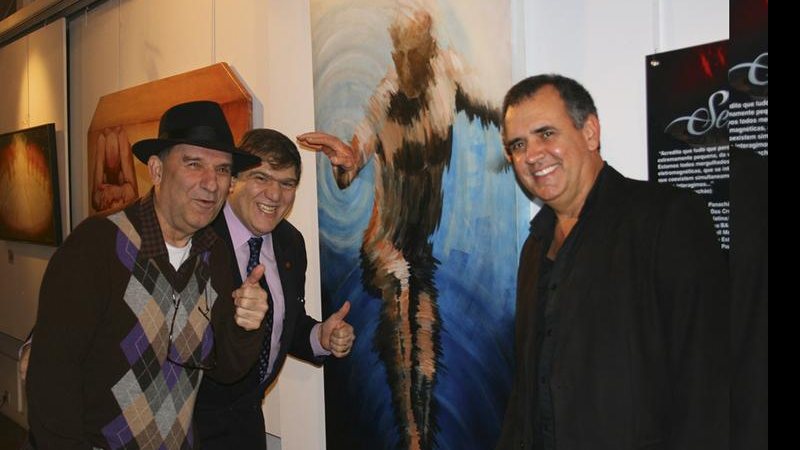 Osmar Santos e Michel Chelala prestigiam o coquetel de lançamento da mostra Sensações Inconscientes, do artista plástico Francisco Panachão, em São Paulo.