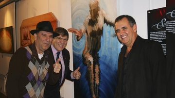 Osmar Santos e Michel Chelala prestigiam o coquetel de lançamento da mostra Sensações Inconscientes, do artista plástico Francisco Panachão, em São Paulo.