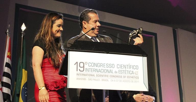 Daniela Lopez recebe o ministro do Trabalho, Carlos Lupi, em congresso, em SP.