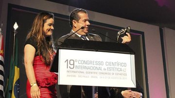 Daniela Lopez recebe o ministro do Trabalho, Carlos Lupi, em congresso, em SP.