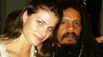 Isabeli Fontana e seu amado, Ronan Marley, no samba - Reprodução Twitter