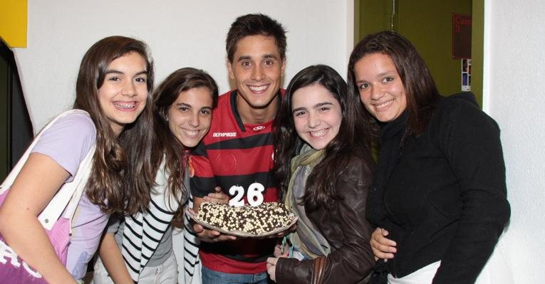 Ivan Mendes coemora aniversário ao lado das fãs - Graça Paes / Photo Rio News