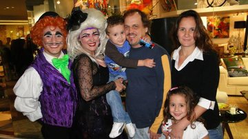Guilherme Fontes leva a família ao teatro - André Romano / Photo Rio News