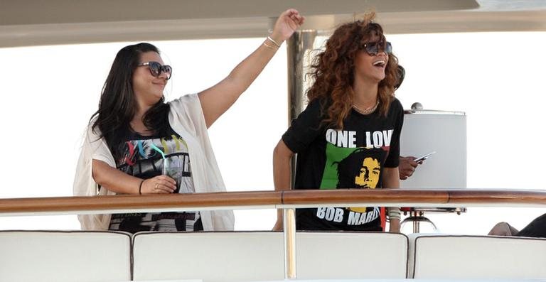 Rihanna se diverte com amigos em Saint-Tropez, na França - CityFiles