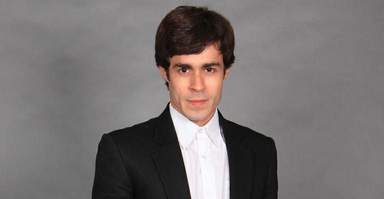 Erom Cordeiro interpreta o padre Francisco em Morde & Assopra - TV Globo / Rafael França