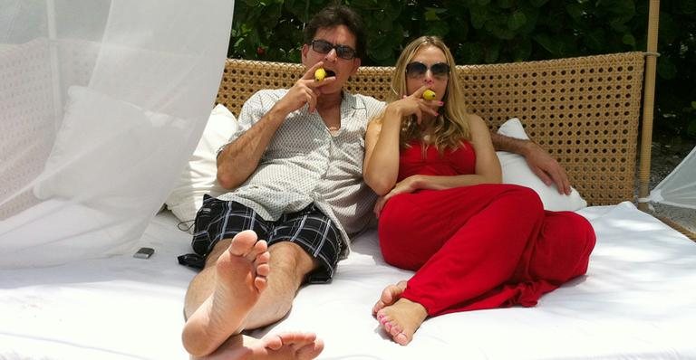 Charlie Sheen e Brooke Mueller descansam em praia mexicana - GrosbyGroup