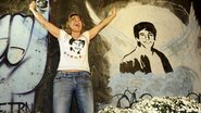 Cissa festeja a decisão da prefeitura de não apagar o retrato de Rafael, morto em 20 de julho de 2010 no Túnel Acústico. - Fernanda Fernandes