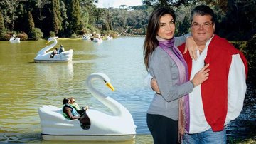 A empresária de moda e o executivo curtem a paisagem do Lago Negro, em Gramado, com seus famosos pedalinhos. - Liane Neves