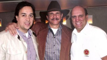 O cantor Eduardo Araújo, ao centro, festeja 69 anos no restaurante de Guillermo Ávila, com Cesar Romão, SP.