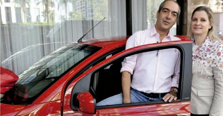 O arquiteto Paulo Roberto Evangelista ganha carro de shopping do qual Vânia Ceccotto é superintendente.