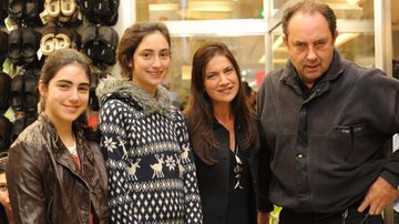As irmãs Laura e Tamara com os pais, Mariana e Amyr Klink, em abertura de loja de calçados, em São Paulo.