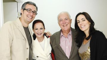 Em São Paulo, os irmãos Eduardo e Beatriz Fernandez Mera inauguram escritório e ladeiam o casal Ana e Elbio Fernandez Mera, pai deles.