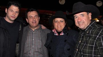 No interior paulista, Leco Canali, o casal Valter e Ester Patriani e Sérgio de Almeida conferem a festa do peão.