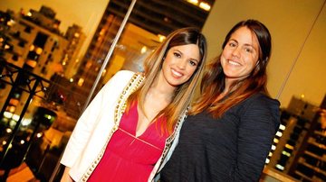 Fernanda Rolim recebe a amiga Marina Mantega no lançamento do verão de sua grife feminina, em São Paulo.
