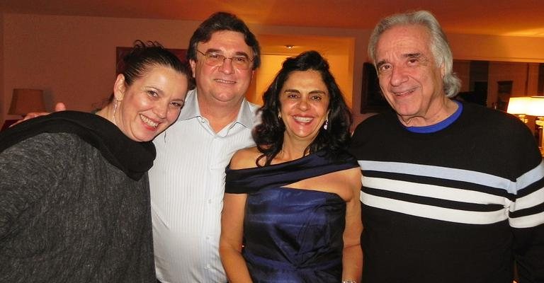 O casal Carmen e João Carlos Martins (nas pontas) parabeniza Luiz Zamperlini, com a mulher, Neide, por seus 56 anos, na capital paulista.