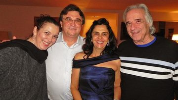 O casal Carmen e João Carlos Martins (nas pontas) parabeniza Luiz Zamperlini, com a mulher, Neide, por seus 56 anos, na capital paulista.