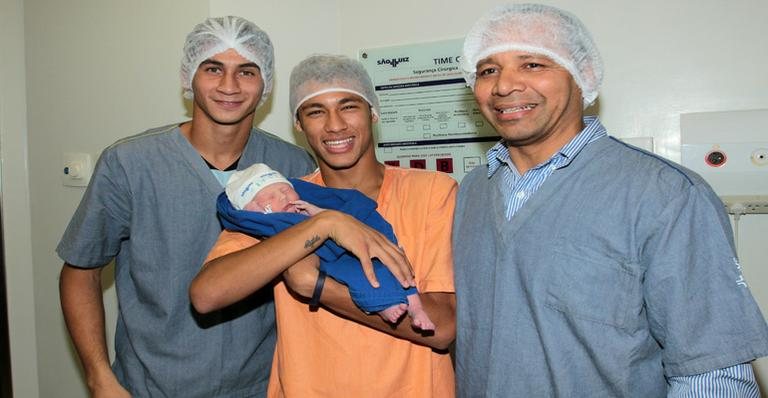 Ganso ao lado do amigo Neymar com o filho dele, Davi Lucca, e o pai, Neymar Santos - Divulgação