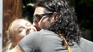 Russell Brand, marido de Katy Perry, com Sadie Turner - The Grosby Group