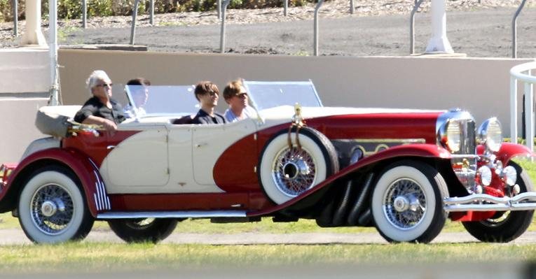 Leonardo DiCaprio e Tobey Maguire testam carro vintage para seu novo filme, The Great Gatsby - The Grosby Group