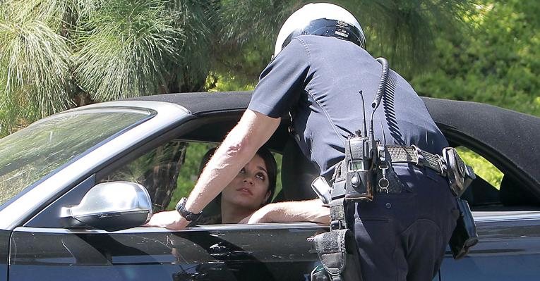 Vanessa Hudgens leva multa de trânsito em Los Angeles - The Grosby Group