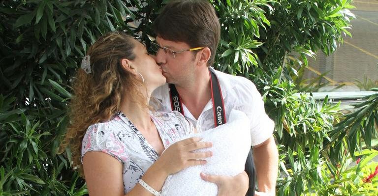 Mário e Juliana: carinho na saída da maternidade com Laura nos braços - THYAGO ANDRADE/PHOTO RIO NEWS