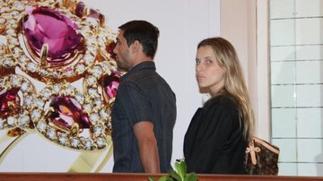 Leonardo Carvalho passeia com namorada a Keruse Bongiolo - Graça Paes / Mural da Fama
