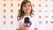 Klara Castanho participa de brincadeira na TV CARAS - TV CARAS