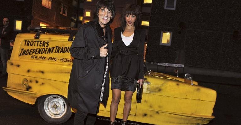 O guitarrista dos Rolling Stones e sua amada, a brasileira Ana Araujo, vão à celebração de emissora britânica. - Jon Furniss