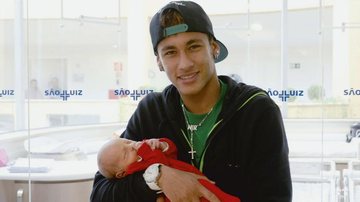 Na maternidade, Neymar carrega o filho todo orgulhoso. - Nicola Labate