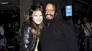Isabeli Fontana desembarca em Congonhas com o novo namorado, Rohan, filho do lendário Bob Marley, após apresentá-lo à família. - PhotoRioNews