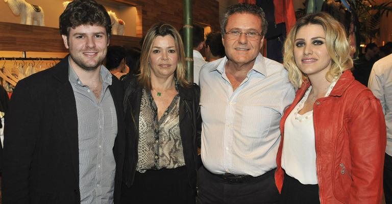 Em São Paulo, os irmãos Beny e Monique Majtlis ladeiam os pais, Rosane Azulay e Hélio Majtlis, no anúncio de parceria entre grifes brasileira e argentina.