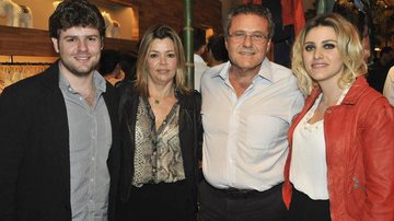 Em São Paulo, os irmãos Beny e Monique Majtlis ladeiam os pais, Rosane Azulay e Hélio Majtlis, no anúncio de parceria entre grifes brasileira e argentina.