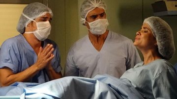 Áureo (André Gonçalves) e Abner (Marcos Pasquim) acompanham o parto de Celeste (Vanessa Giácomo) - Reprodução / TV Globo