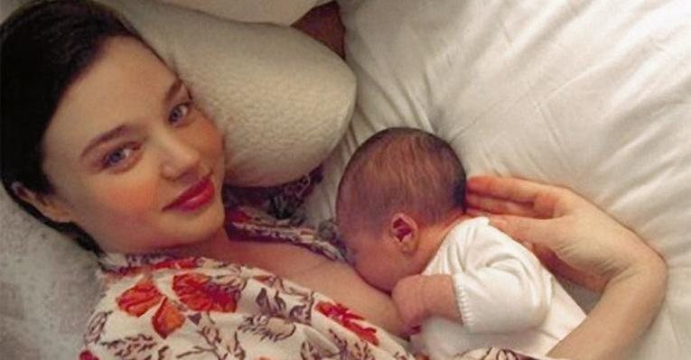 Miranda Kerr amamenta o filho Flynn; mãe aos 27 anos, a modelo fez da maternidade sua prioridade - THE GROSBY GROUP