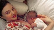Miranda Kerr amamenta o filho Flynn; mãe aos 27 anos, a modelo fez da maternidade sua prioridade - THE GROSBY GROUP