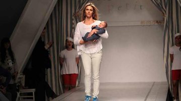 Fernanda Lima desfila com bebês em São Paulo - Orlando Oliveira/AgNews