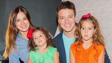 Rodrigo Faro ao lado da mulher, Vera Viel, e das filhas Clara e Maria - Fabio Miranda/Opção Fotografia