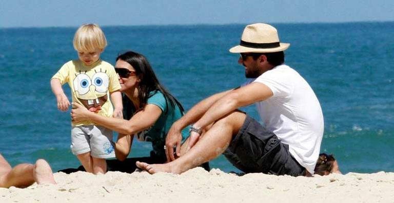 Carlos Bonow curte praia com família - J. Humberto/AgNews