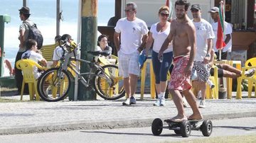 Henri Castelli vai à praia de skate - Dilson Silva/AgNews