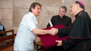Na Igreja do Santo Sepulcro, o cantor brasileiro Roberto Carlos recebe medalha da Igreja Católica em Jerusalém - Cláudia Schembri / Divulgação