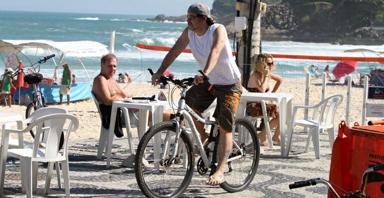 Antonio Calloni pedala pela praia do Leblon - Gil Rodrigues/PhotoRio News
