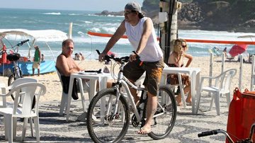 Antonio Calloni pedala pela praia do Leblon - Gil Rodrigues/PhotoRio News