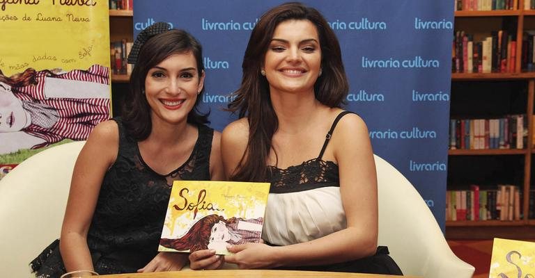 Na capital paulista, a atriz e a prima Luana Neiva, que assina as ilustrações de Sofia. - Manuela Scarpa