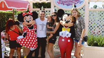 Diversão de Mazzafera, Anja, Alê e Ana Beatriz entre a Minnie e o Mickey.