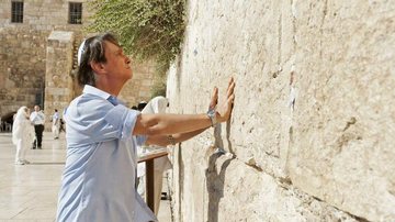 Mesmo sob o forte sol da antiga Jerusalém, Roberto foi até o Muro das Lamentações, local sagrado para os judeus, rezar e agradecer. - Samuel Chaves
