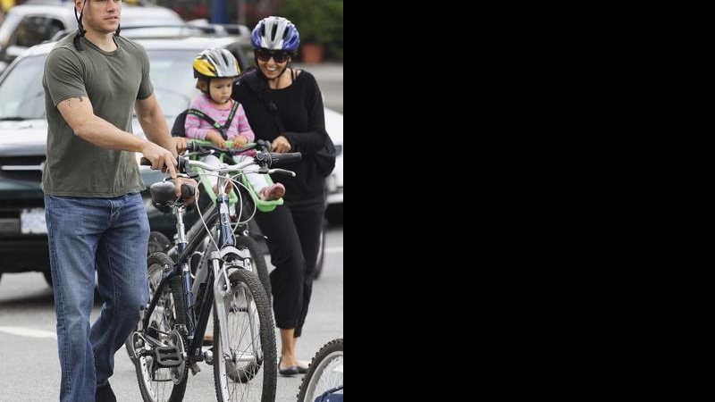 Matt Damon passeia de bike com Luciana e Gia - Grosby Group